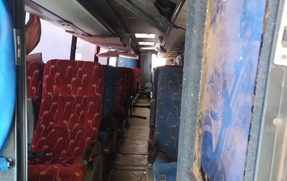 Interior do ônibus que tombou em Promissão — Foto: Corpo de Bombeiros de Marília /Divulgação