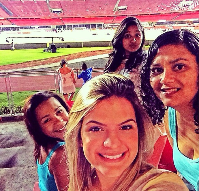 Acompanhada de amigas, mulher de Ganso vai ao Morumbi torcer pelo SP