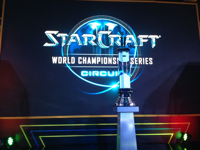 A taça da Copa Intercontinental de StarCraft 2 (Foto: Reprodução/Felipe Vinha)