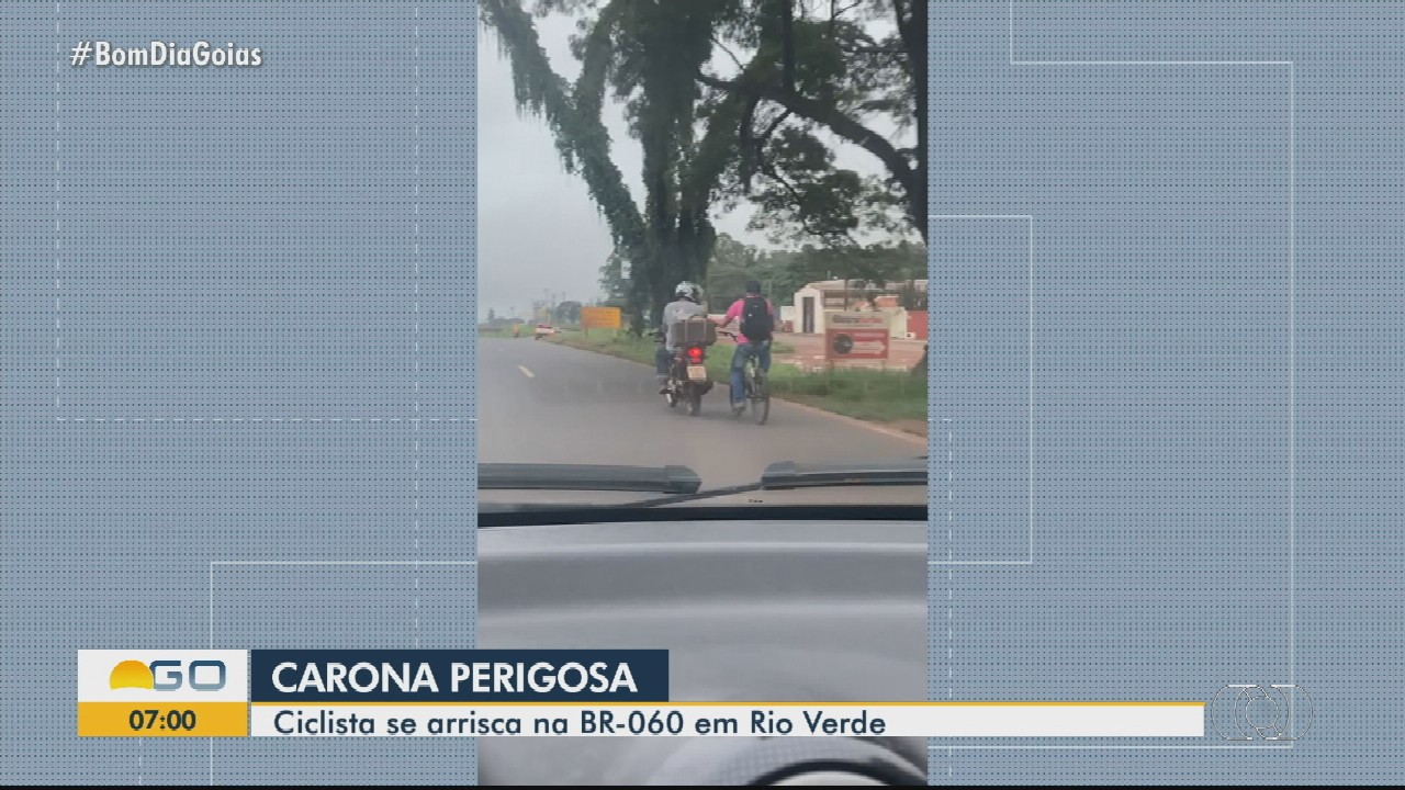 Ciclista se arrisca na BR-060, em Rio Verde