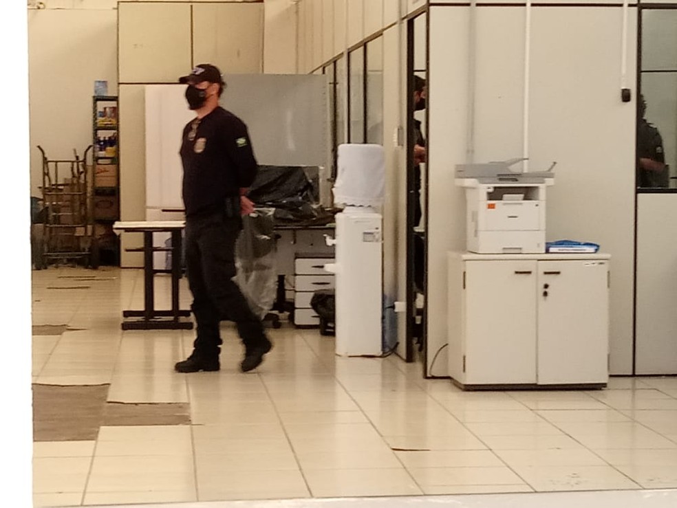 Policiais federais estão na prefeitura de Marília nesta manhã  — Foto: Claudio Farneres/ TV TEM