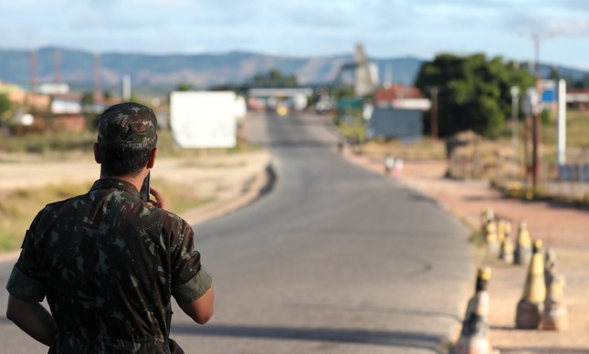 Soldado brasileiro observa a fronteira com a Venezuela