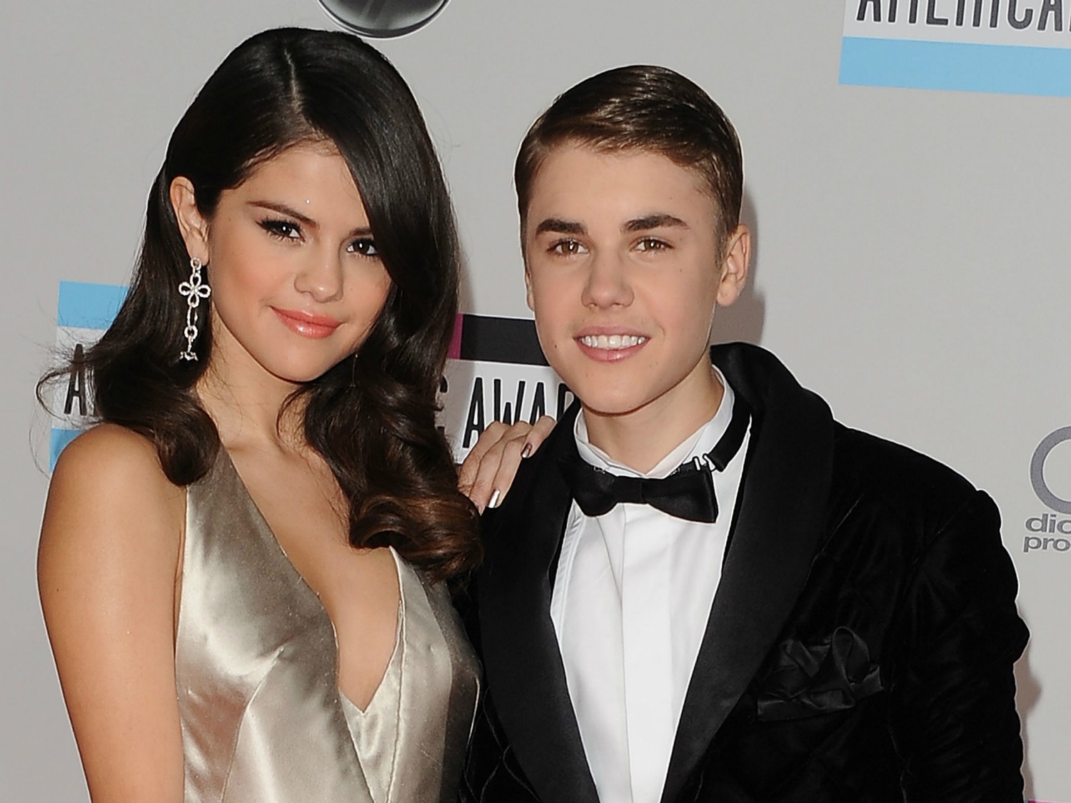 Selena Gomez e Justin Bieber vão e voltam, vão e voltam... As acusações de que o astro canadense traía/trai a cantora não a impedem (por muito tempo) de tentar voltar aos braços dele, que por sua vez também dá esporádicas declarações públicas de afeto. (Foto: Getty Images)