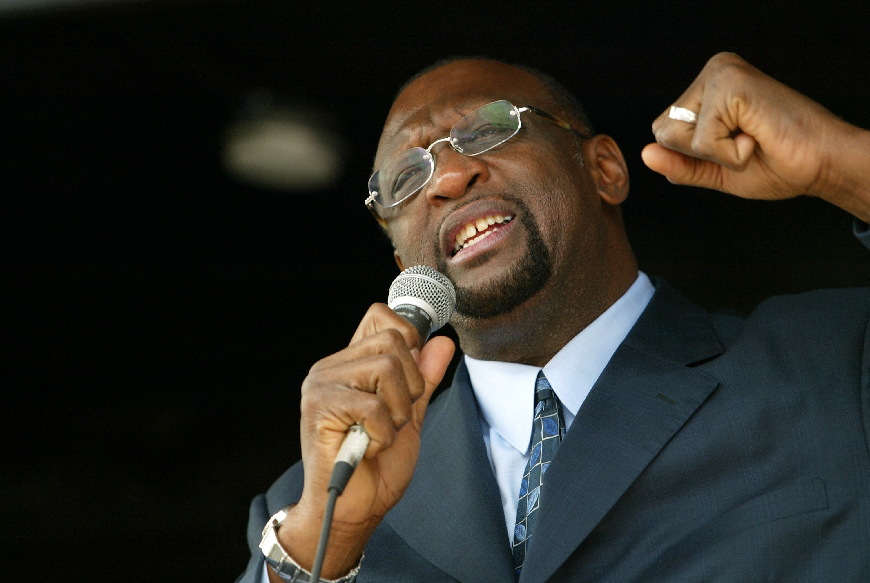 MILWAUKEE - APRIL 26:  Former Milwaukee Bucks player Bob Lanier addresses the crowd during the pre game pep-rally held before Game four of the Eastern Conference Quarterfinals between the Milwaukee Bucks and Detroit Pistons during the 2004 NBA Playoffs at (Foto: NBAE via Getty Images)
