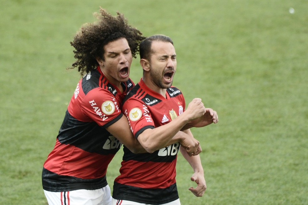 Éverton Ribeiro marcou o primeiro gol do Flamengo na vitória sobre o Corinthians  — Foto: Marcos Ribolli
