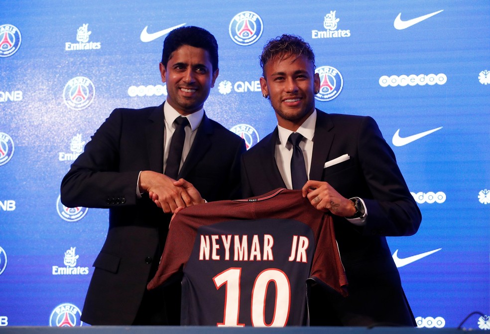 Neymar posa com a 10 do PSG, ao lado do dono do clube, xeque Nasser Al-Khelaifi (Foto: Reuters)