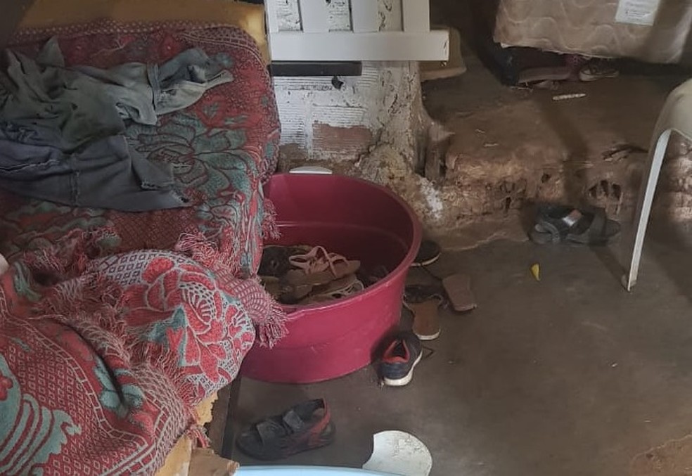 Casa onde crianÃ§as foram encontradas estava suja e com fezes, segundo o Conselho Tutelar de Peixinhos, em Olinda  â Foto: Eurico Guedes/DivulgaÃ§Ã£o 