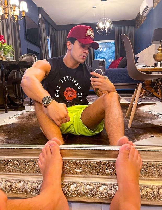 Luan Santana mostrando os pés (Foto: Reprodução/ Instagram)