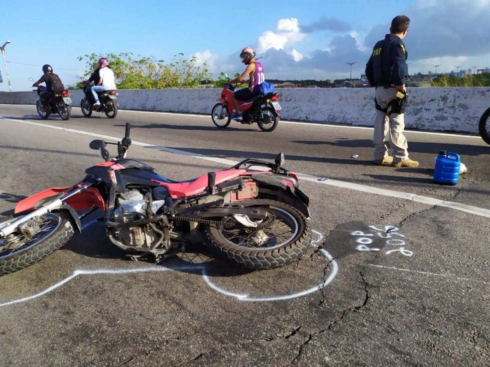 O motociclista também ficou ferido e foi encaminhado para o hospital. — Foto: Leábem Monteiro/TV Diário