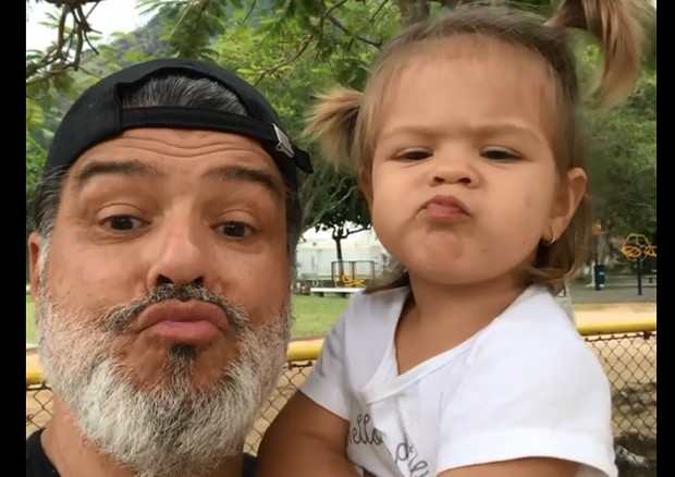 Mauricio Mattar e a filha caçula, Ilha (Foto: Reprodução/Instagram)