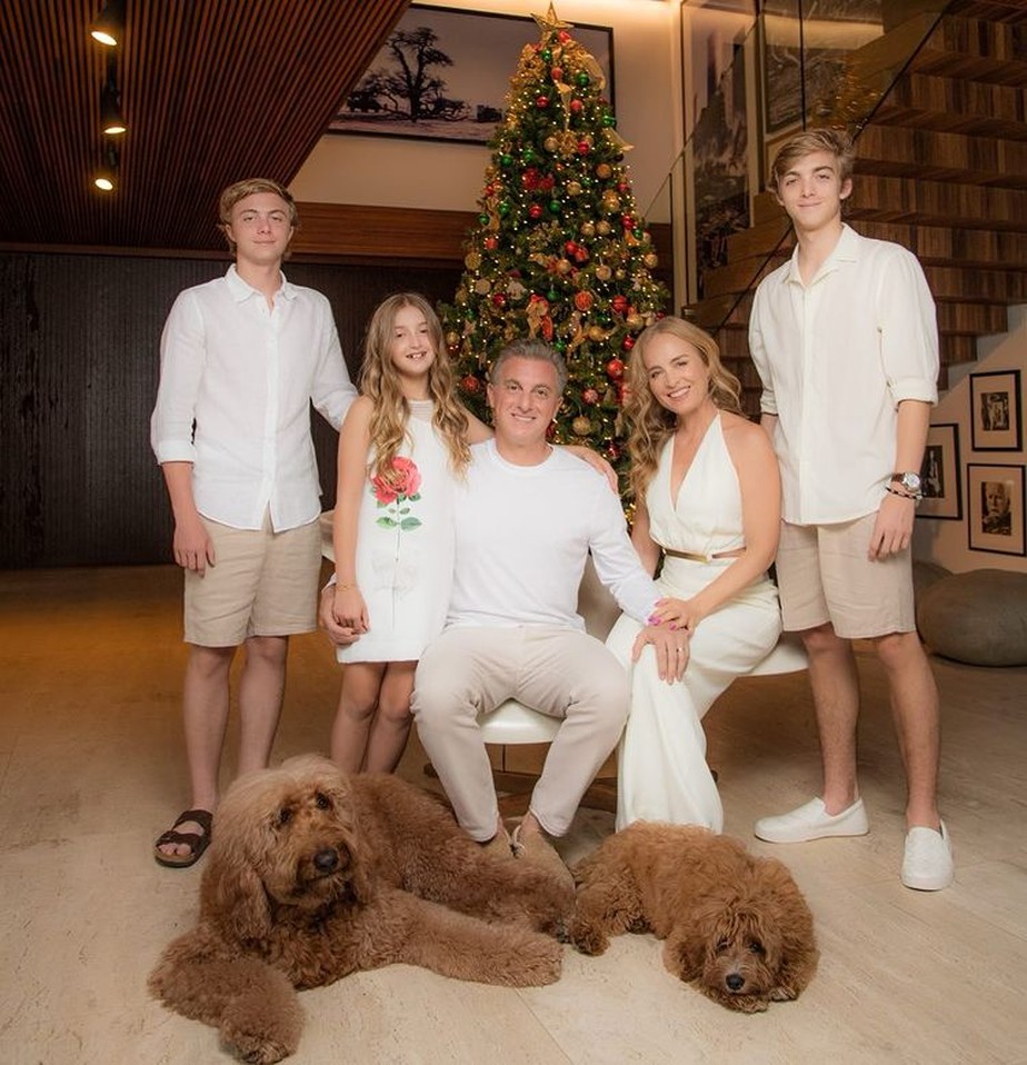 Angélica encanta com clique natalino com Luciano Huck e os filhos