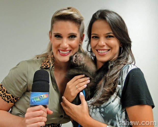 Karina Dohme e Marianne Bastos se encantaram com o macaco-prego (Foto: Domingão do Faustão/TV Globo)