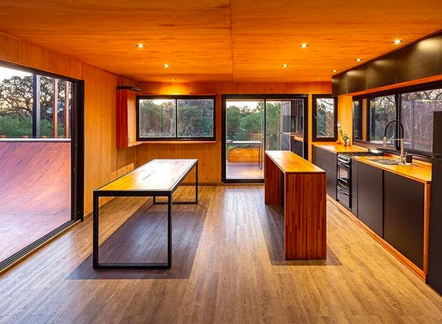 Como en toda casa, la cocina continúa con un uso intenso de la madera, con el negro de los gabinetes como protagonista (Foto: Reproducción / Walter Gustavo Salcedo)