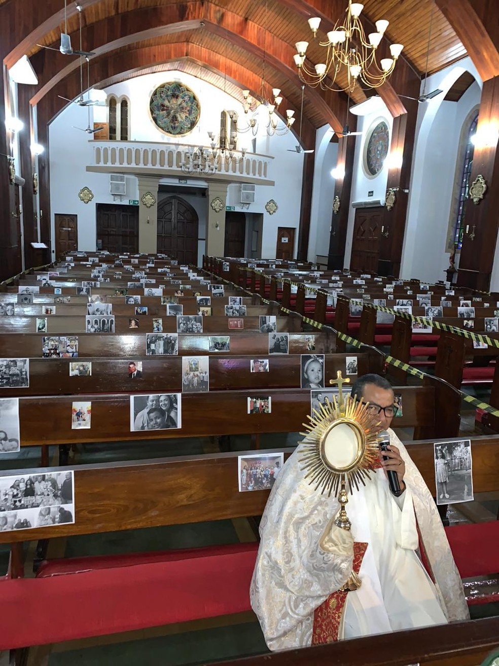 Padre celebra missa com cerca de 500 fotos de fiéis colocadas em bancos de igreja, em Aquidauana (MS). — Foto: Arquivo Pessoal/Padre Paulo Sousa