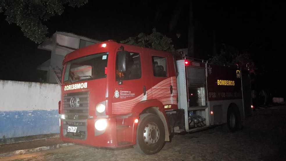 Uma equipe do Corpo de Bombeiros esteve no local e as chamas foram controladas a meia-noite.  — Foto: Rafaela Duarte/Sistema Verdes Mares
