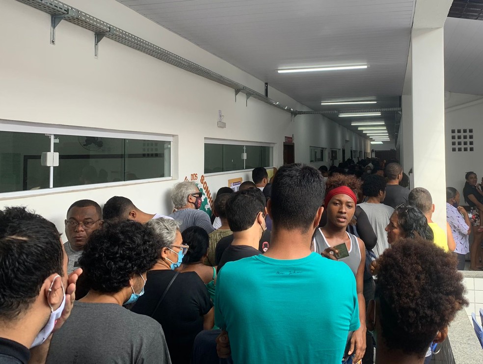 Grande concentração de eleitores no Centro Educacional Governador Archer, em São Luís — Foto: Geisa de Almeida