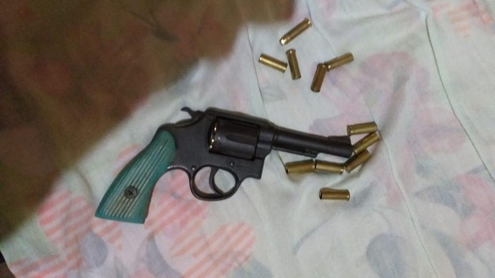 Arma utilizada no crime foi apreendida no distrito de Jacinópolis; Dono da arma foi preso por porte ilegal — Foto: TBN Notícias/Reprodução