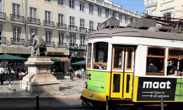 Bondinho da Linha 28 cruza o Chiado, em Lisboa