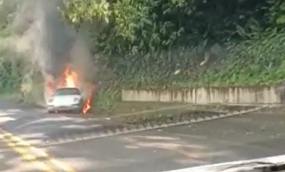Carro pega fogo na Rodovia Oswaldo Cruz em Ubatuba — Foto: Neto Mattos/ Ubatuba Destaque