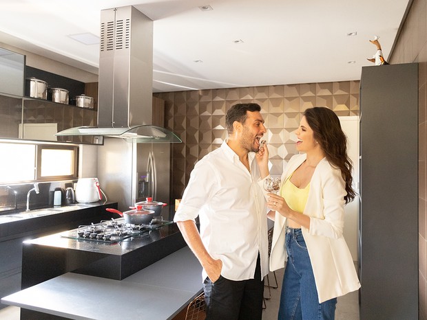 Mano Walter e Débora Silva na cozinha de sua casa (Foto: Luísa Patury)