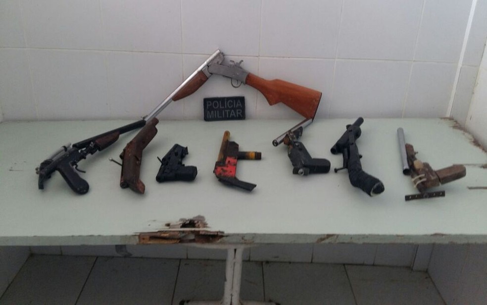 Armas foram abandonadas por um grupo de suspeitos durante uma ronda polícial (Foto: Polícia Militar)