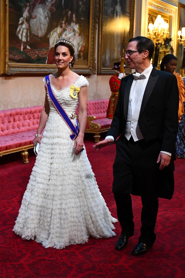 LONDON, ENGLAND - JUNE 03: Catherine,Duchess of Cambridge and United States Secretary of the Treasury, Steven Mnuchin arrive through the East Gallery for a State Banquet at Buckingham Palace on June 3, 2019 in London, England. President Trump's three-day  (Foto: Getty Images)