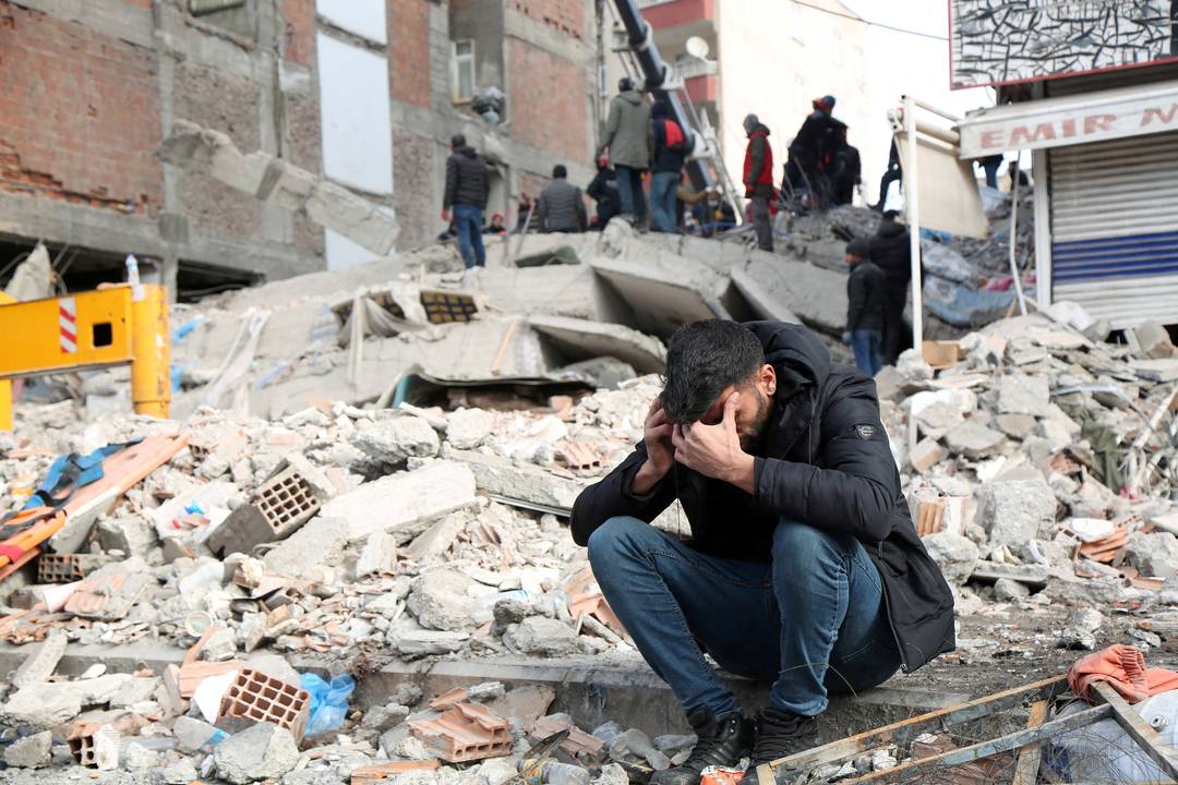 Prédio destruído após terremoto em Diyarbakir, Turquia, em imagem do dia 8 de fevereiro de 2023