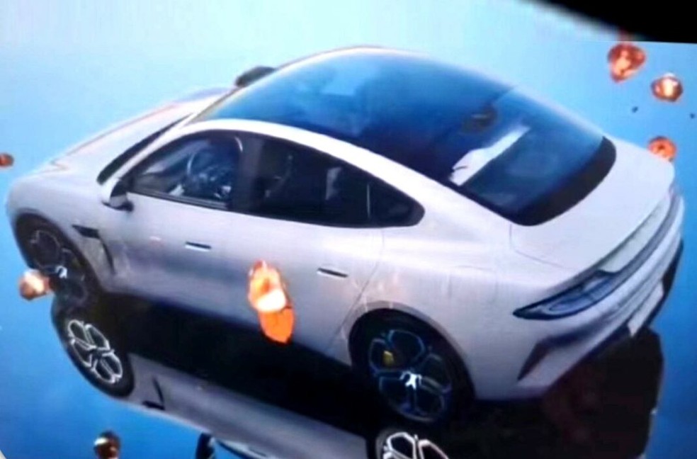 Material vazado revela teto de vidro de suposto carro elétrico da Xiaomi — Foto: Reprodução/Cars News China