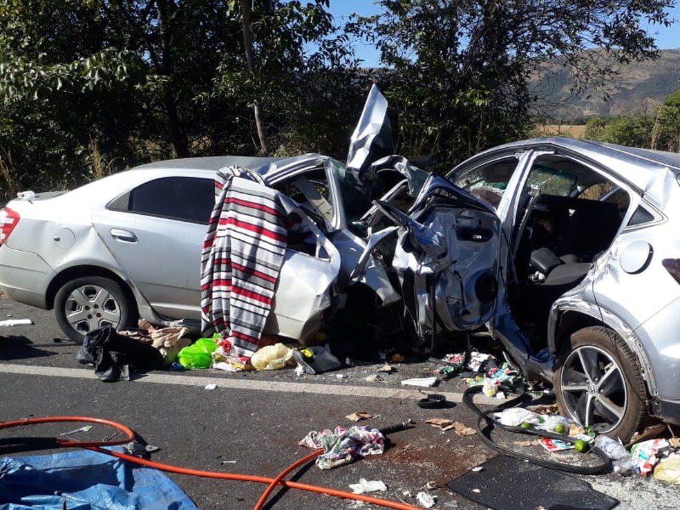 Acidente entre dois carros mata cinco pessoas na BR-020, em Flores de Goiás  — Foto: Divulgação/PRF-DF