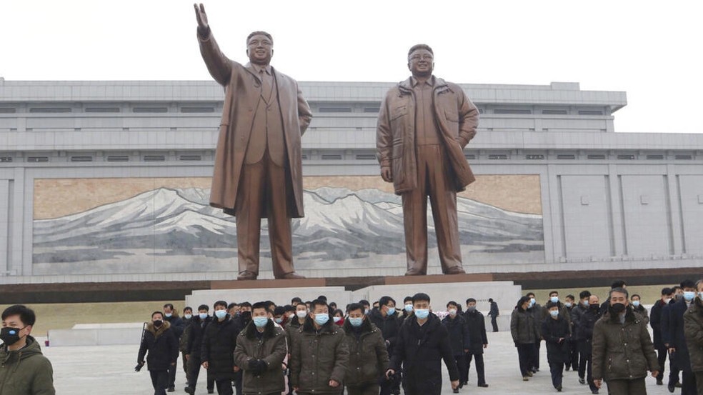 Norte-coreanos visitam local onde estão estátuas dos ditadores Kim Il Sung (pai, falecido) e Kim Jong Il (filho, atual líder) durante o feriado do Ano-Novo Lunar, em Pyongyang (22/01/23). — Foto: AP - Jon Chol Jin