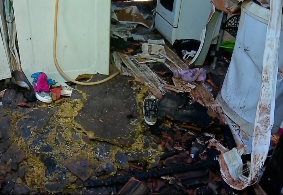 Fogo que começou em um dos quartos destruiu casa em MT  — Foto: TVCA/Reprodução