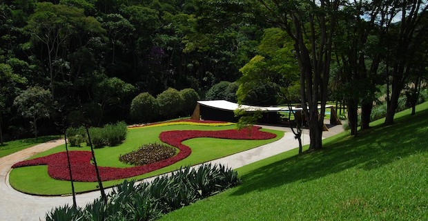 Jardim frontal da Casa Cavanelas (Foto: Gustavo Theme / Divulgação)