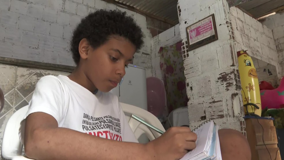 Guilherme Santiago tem 10 anos e mora na comunidade de Entra Apulso, na Zona Sul do Recife — Foto: Reprodução/TV Globo
