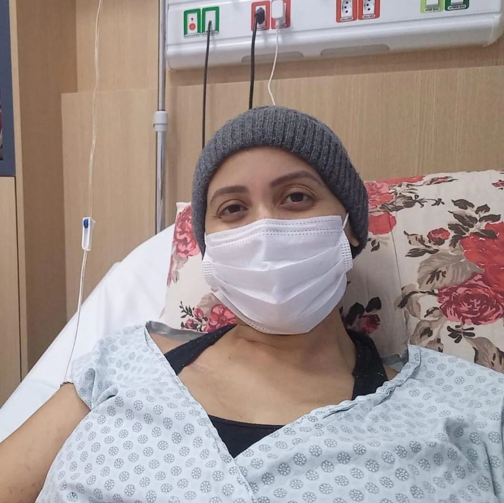 Letícia no hospital em agosto de 2021, após sua primeira quimioterapia— Foto: Arquivo Pessoal 