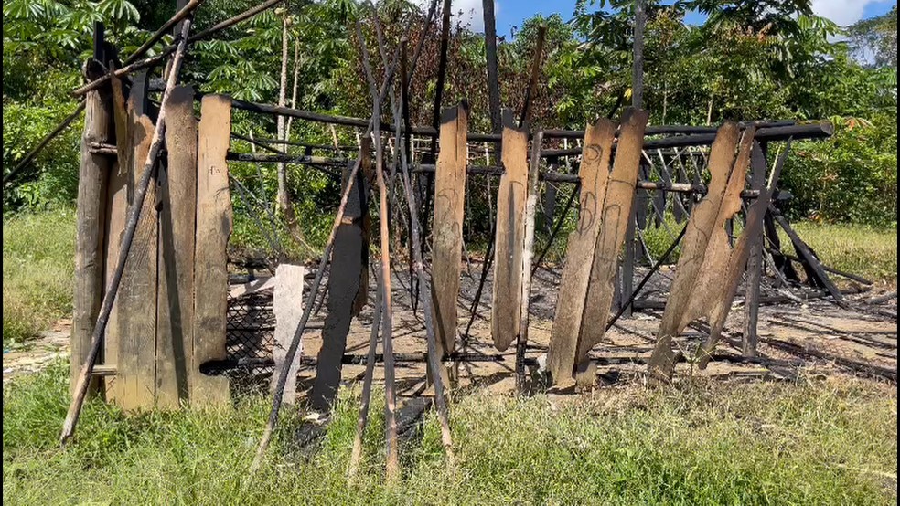 Casa queimada em Aracaçá, Terra Yanomami — Foto: Condisi-YY/Divulgação
