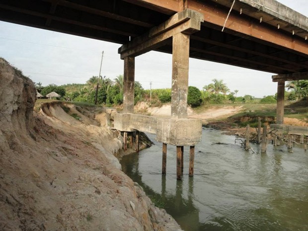 Pilares danificados de ponte do Povoado Maria Ferreira, na MA-119 (Foto: Pedro de Lima da Silva/VC no G1)