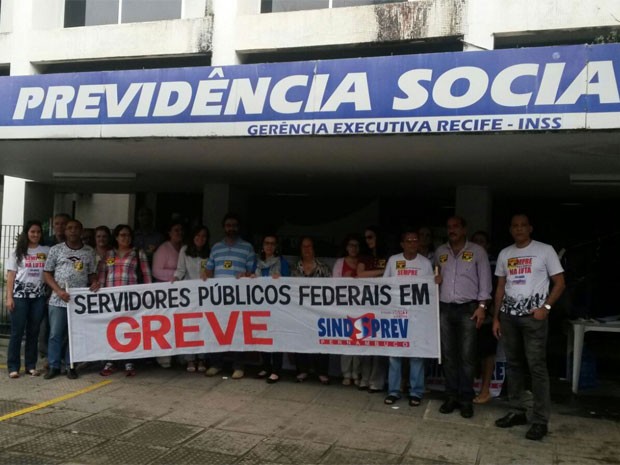 Trabalhadores querem 27,3% de reajuste de uma vez só; governo federal propõe percentuais escalonados em quatro anos (Foto: Cacyone Gomes / TV Globo)