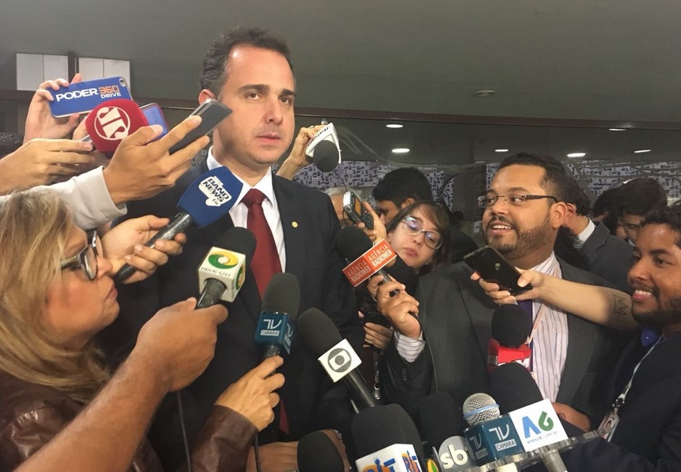 O presidente da CCJ, Rodrigo Pacheco (PMDB-MG), durante anúncio do relator da nova denúncia contra o presidente Michel Temer (Foto: Alessandra Modzeleski/G1)