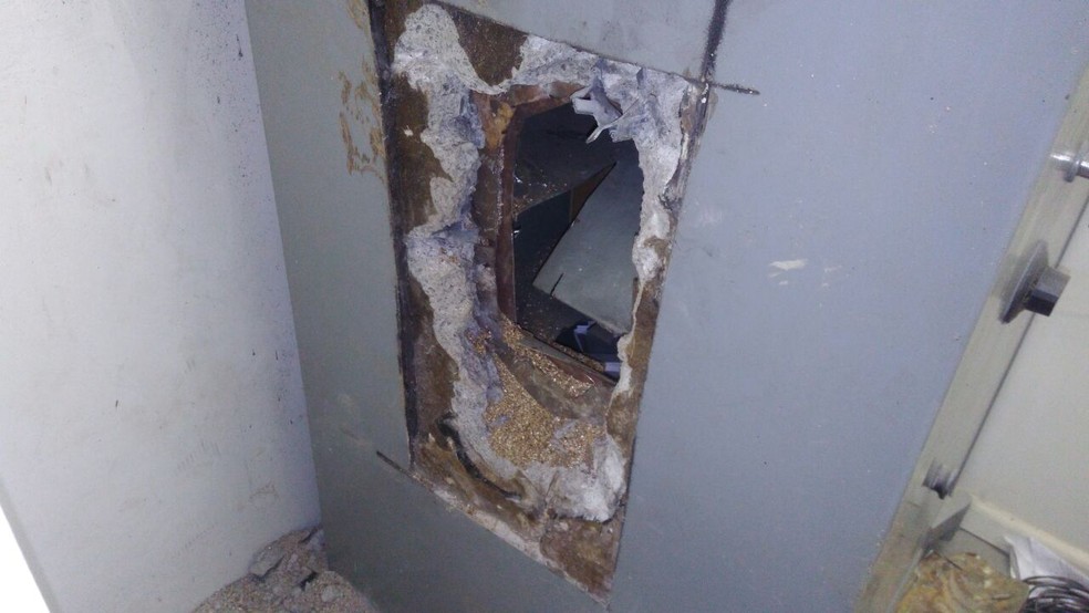 Em Denise, assaltantes destruíram o sistema de alarme e cortaram a parede lateral do cofre do banco (Foto: Polícia Militar de Denise (MT))
