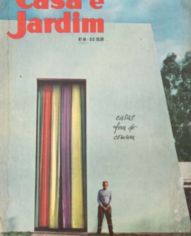 O artista e arquiteto Flávio de Carvalho foi capa da revista Casa e Jardim número 40, em 1958, em frente a sua casa da Fazenda Capuava (Foto: Divulgação)