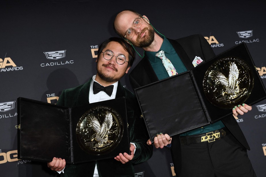 Os cineastas americanos Daniel Kwan (à esquerda) e Daniel Scheinert (à direita), vencedores do DGA Awards por 'Tudo em todo o lugar ao mesmo tempo'