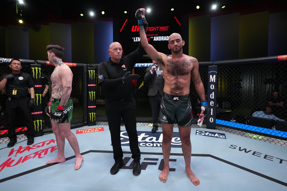 Mike Jackson venceu Dean Barry por desqualificação aos 3min52s do R1 — Foto:  Jeff Bottari/Zuffa LLC