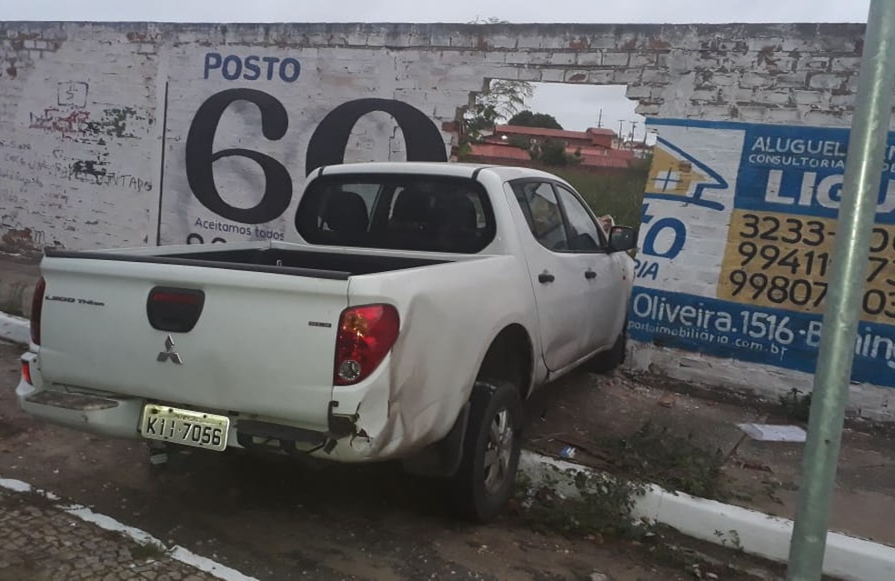Carro colidiu com muro na Avenida Maranhão, em Teresina. — Foto: Divulgação/Strans