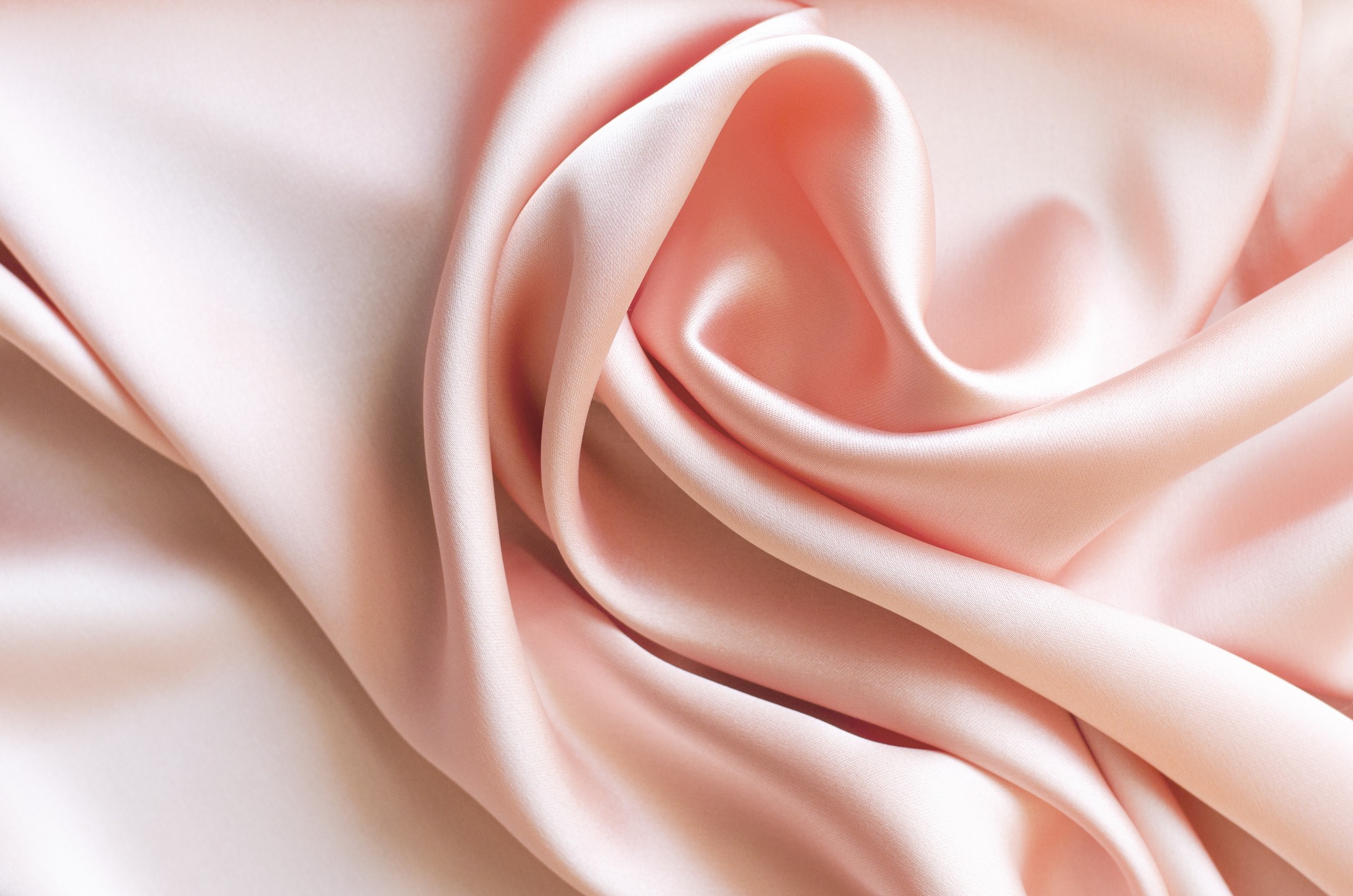 Background from satin fabric of peach color. There is a place for text. (Foto: Getty Images)