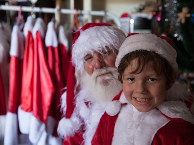 G1 Papais Noéis Gêmeos Se Revezam Nos Ho Ho Hos Em Shopping De Sp