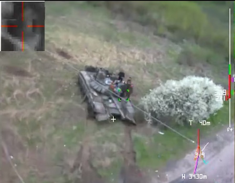 Drone kamikaze destrói tanque russo na Ucrânia — Foto: Reprodução