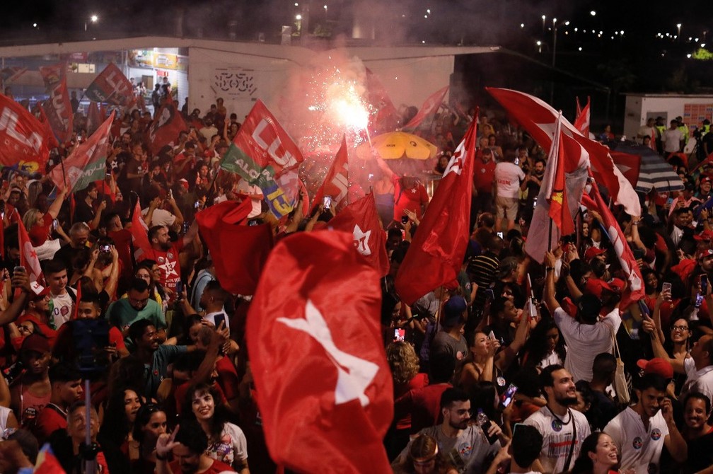 Apoiadores se reuniram em Brasília para comemorar vitória de Lula. — Foto: Sergio Lima/ AFP