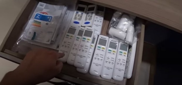 Youtuber Lucas Lira mostra quantidade de controles dos aparelhos de ar-condicionado de sua mansão com Sunaika Bruna (Foto: Reprodução)