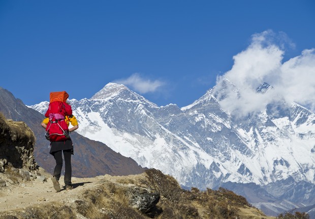 Alpinista explora o pico Everest, que teve gelerias derretidas por causa das mudanças climáticas (Foto: (Frank Bienewald/LightRocket via Getty Images))