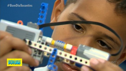 Escola incentiva o interesse das crianças por robótica durante as férias